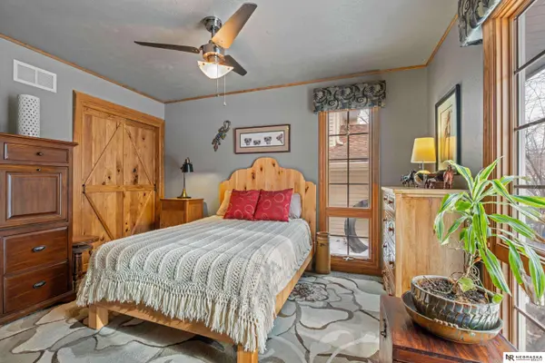 15276 V Street, Omaha, NE 68137