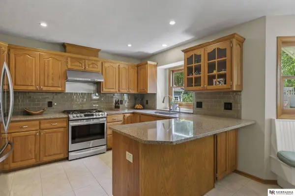 4815 Fir Hollow LN, Lincoln, NE 68516