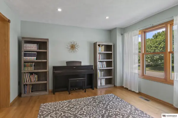 4815 Fir Hollow LN, Lincoln, NE 68516