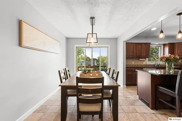 12118 Erskine CIR, Omaha, NE 68164