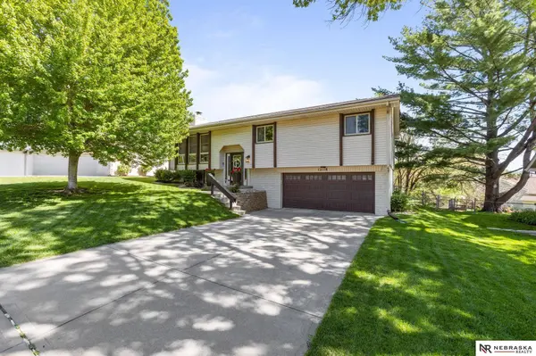 12118 Erskine CIR, Omaha, NE 68164