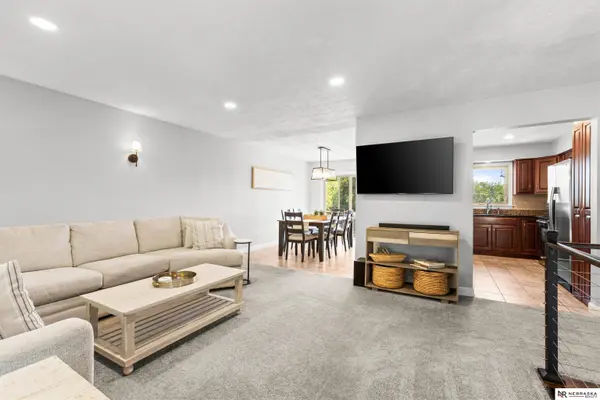 12118 Erskine CIR, Omaha, NE 68164