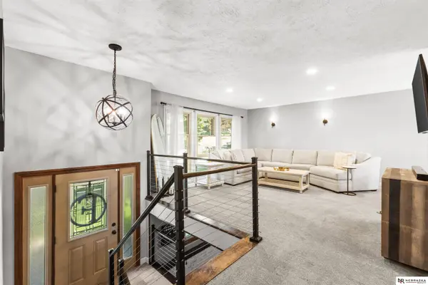 12118 Erskine CIR, Omaha, NE 68164