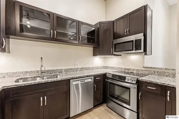 902 Dodge ST, Omaha, NE 68102