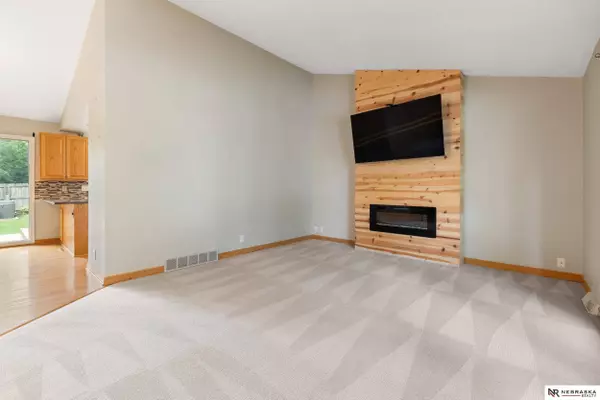 621 S 152nd Circle, Omaha, NE 68154