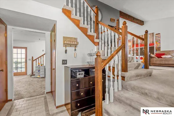 1418 Cherry Tree LN, Papillion, NE 68133