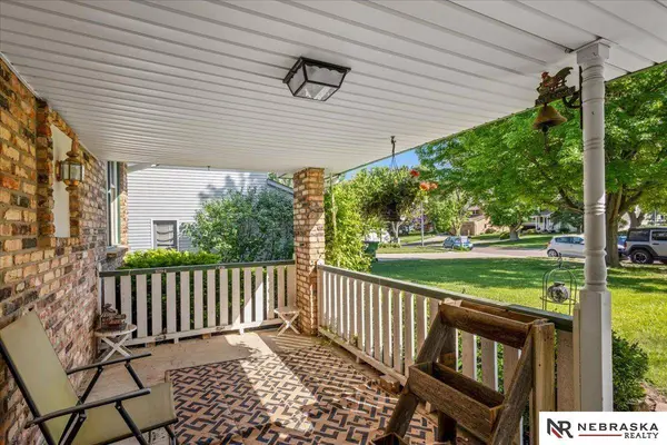 1418 Cherry Tree LN, Papillion, NE 68133