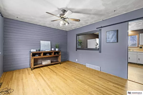 9217 Grand Avenue, Omaha, NE 68134