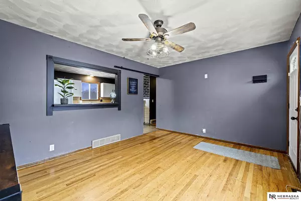 9217 Grand Avenue, Omaha, NE 68134