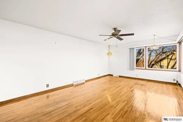 9116 S Circle, Omaha, NE 68127