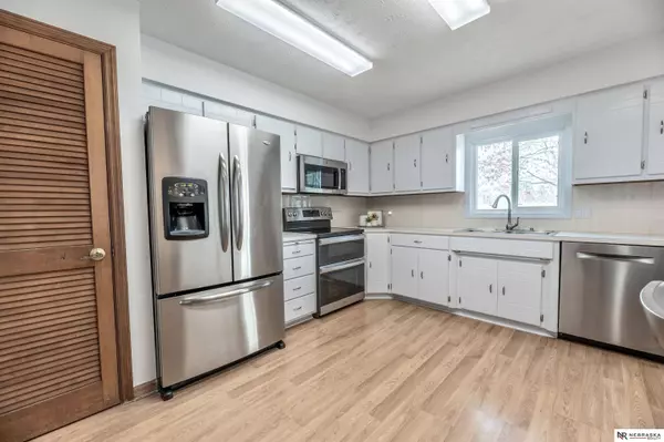 825 Redwood Lane, Papillion, NE 68048