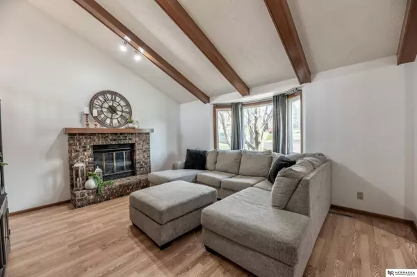 825 Redwood Lane, Papillion, NE 68048