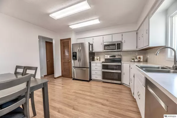 825 Redwood Lane, Papillion, NE 68048