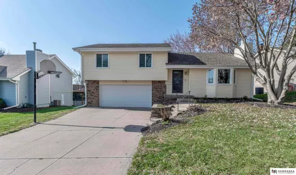 825 Redwood Lane, Papillion, NE 68048