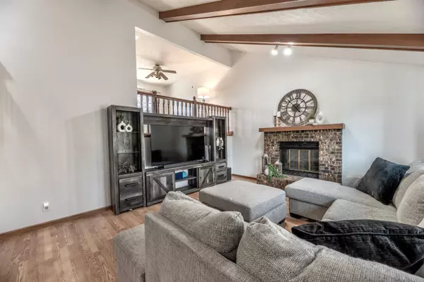 825 Redwood Lane, Papillion, NE 68048