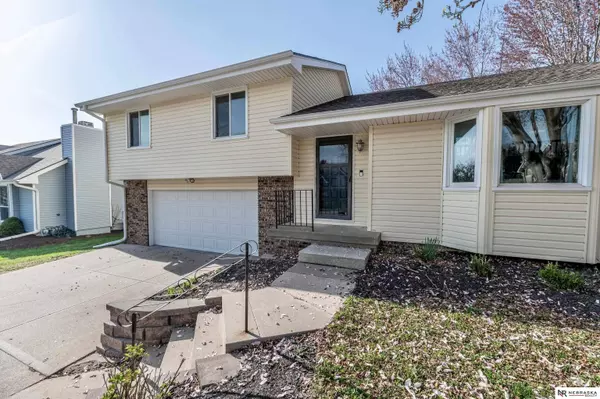 825 Redwood Lane, Papillion, NE 68048