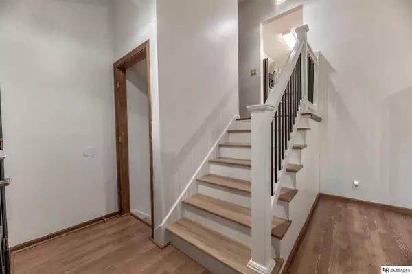 825 Redwood Lane, Papillion, NE 68048