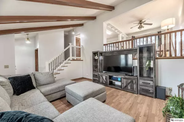 825 Redwood Lane, Papillion, NE 68048