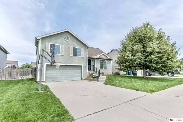 13913 Springview Drive, Papillion, NE 68133