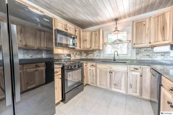 719 S Adams ST, Papillion, NE 68046
