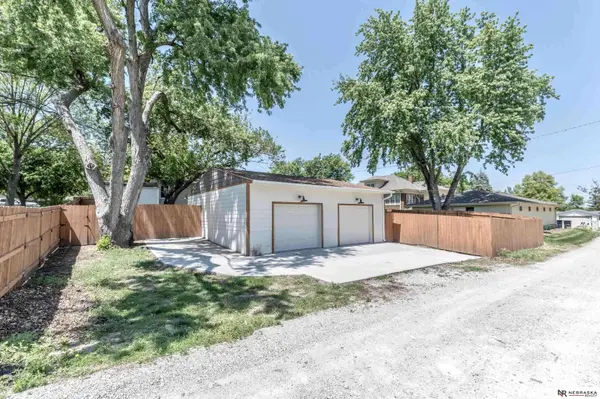719 S Adams ST, Papillion, NE 68046
