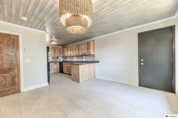 719 S Adams ST, Papillion, NE 68046