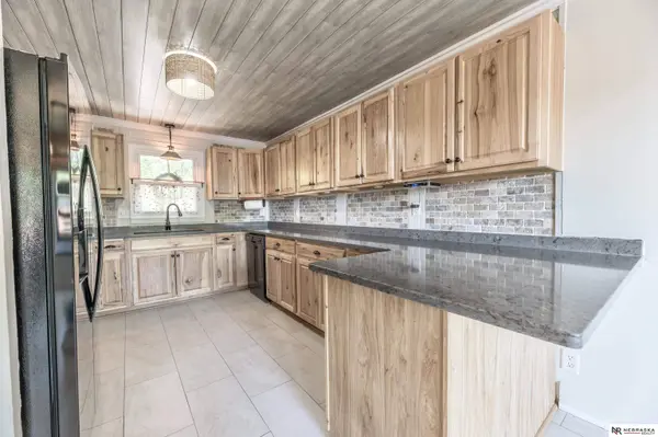 719 S Adams ST, Papillion, NE 68046
