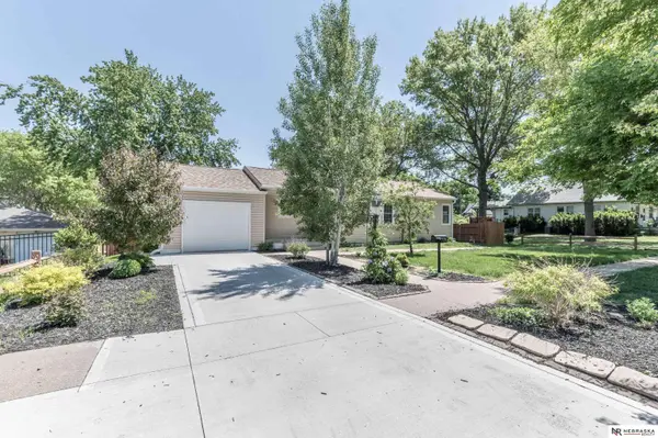 719 S Adams ST, Papillion, NE 68046