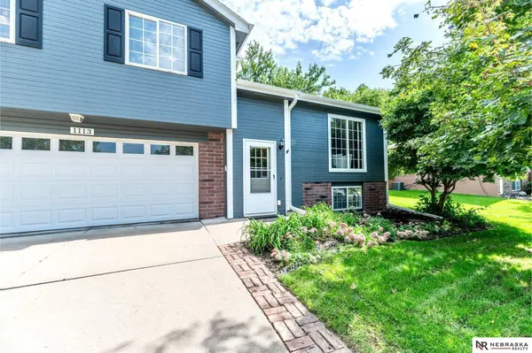 1113 Contestoga RD, Papillion, NE 68046