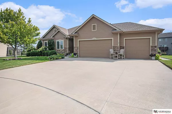 19465 Washington Circle, Omaha, NE 68135