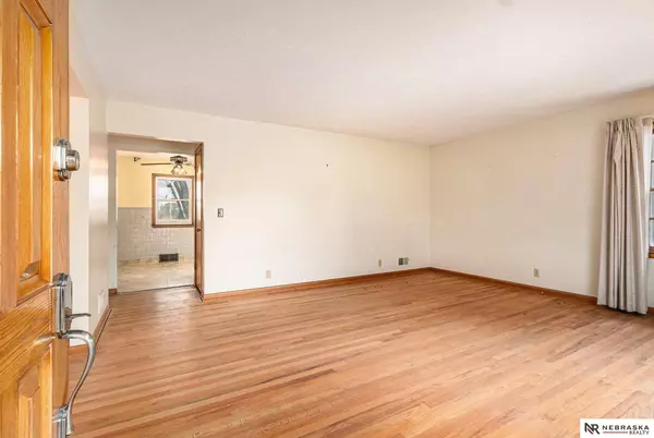 3066 S 44 Street, Omaha, NE 68105