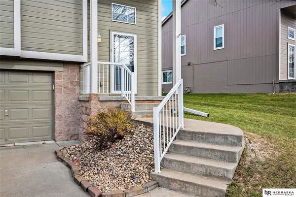 1014 Gold Coast Road, Papillion, NE 68046