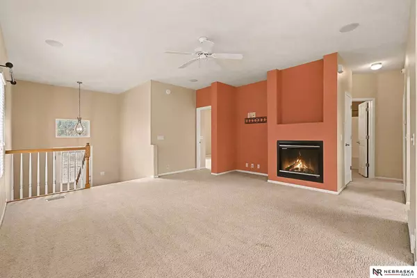 1014 Gold Coast Road, Papillion, NE 68046