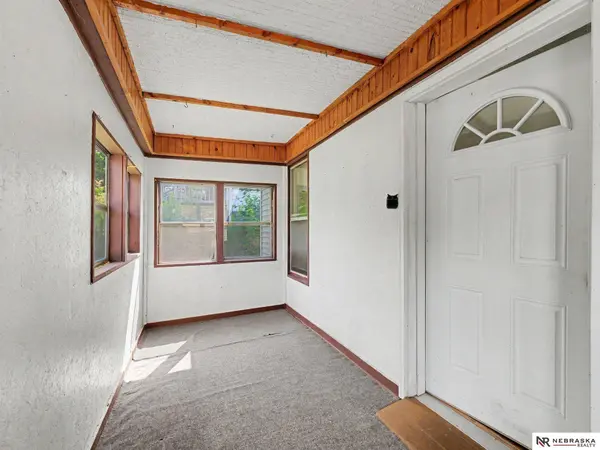 5621 Lake ST, Omaha, NE 68104