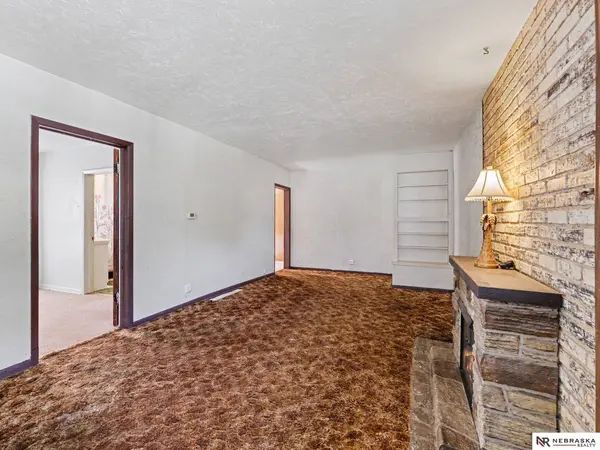 5621 Lake ST, Omaha, NE 68104
