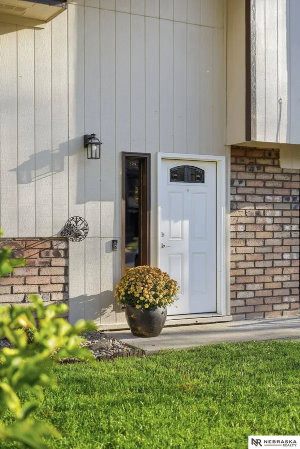 6220 NW 6th Street, Lincoln, NE 68521