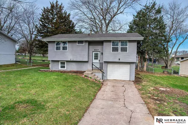 5327 Stonecliffe Drive, Lincoln, NE 68516