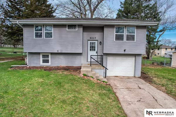 5327 Stonecliffe Drive, Lincoln, NE 68516