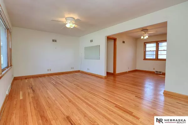 5715 Glade Circle, Lincoln, NE 68506