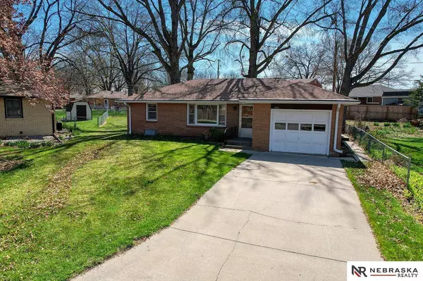 5715 Glade Circle, Lincoln, NE 68506