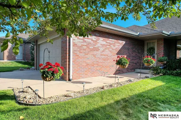 4927 Old Creek Road, Lincoln, NE 68516