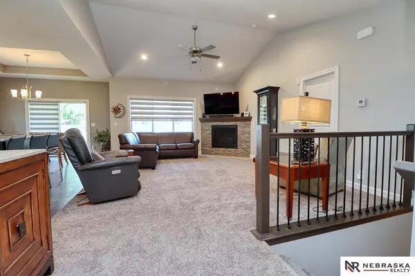 1225 N 101st Street, Lincoln, NE 68527