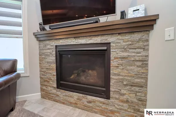 1225 N 101st Street, Lincoln, NE 68527