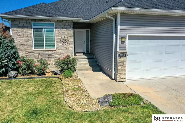 1225 N 101st Street, Lincoln, NE 68527