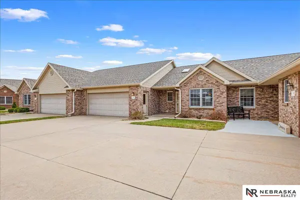 803 Clearwater CIR, Beatrice, NE 68310