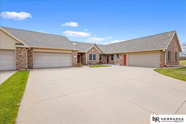 803 Clearwater CIR, Beatrice, NE 68310