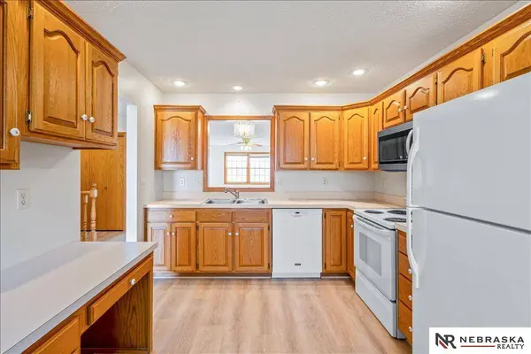 803 Clearwater CIR, Beatrice, NE 68310