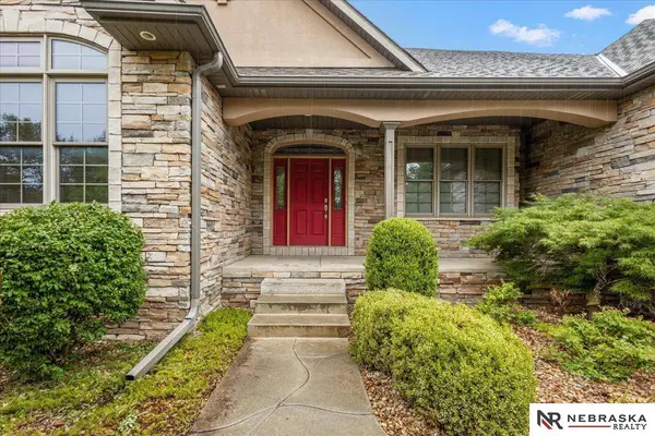 8630 Oakmont DR, Lincoln, NE 68526