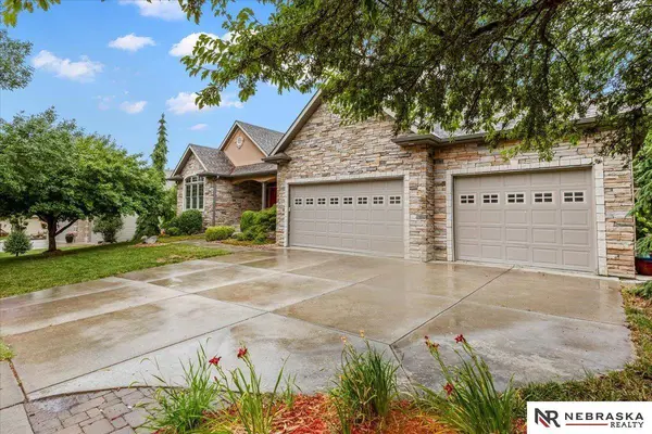 8630 Oakmont DR, Lincoln, NE 68526