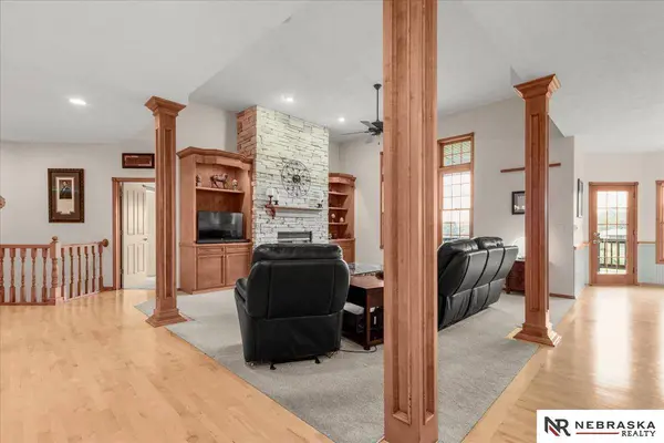 8630 Oakmont DR, Lincoln, NE 68526